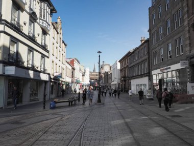 DUNDEE, İngiltere - 12 Eylül 2023: Murraygate Caddesi 'ndeki İnsanlar