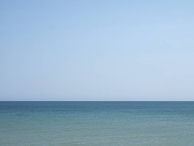 Mavi deniz ve gökyüzü doğal bir arkaplan olarak kullanışlıdır