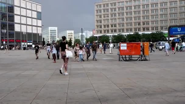 Berlino Germania Giugno 2019 Persone Piazza Alexanderplatz Alla Porta Brandeburgo — Video Stock
