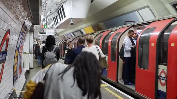 Londýn 2019 Cestující Nastupují Vystupují Londýnského Metra Také Znám Jako — Stock video