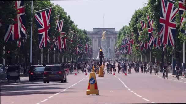 ロンドン イギリス 2018年6月10日 バッキンガム宮殿で女王の誕生日を祝うためにモールにユニオンジャックの旗 — ストック動画