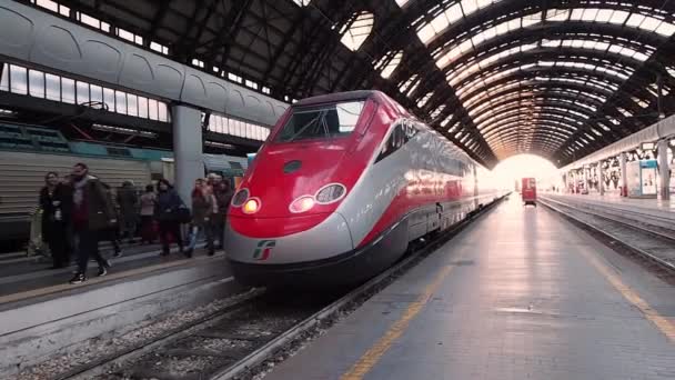Mailand Italien Januar 2017 Italienischer Hochgeschwindigkeitszug Freccia Rossa Vom Hauptbahnhof — Stockvideo