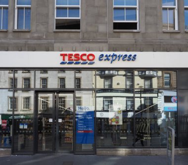 DUNDEE, İngiltere - 12 Eylül 2023: Tesco Express mağaza önü tabelası
