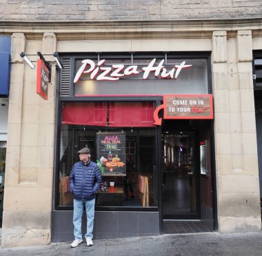 EDINBURGH, İngiltere - 15 Eylül 2023: Pizza Hut mağazası önü