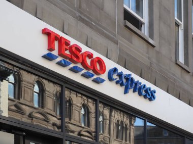 DUNDEE, İngiltere - 12 Eylül 2023: Tesco Express mağaza önü tabelası