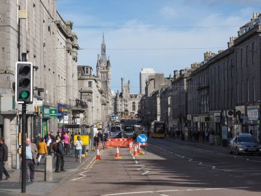 ABERDEEN, İngiltere - 14 Eylül 2023: Union Caddesi 'ndeki insanlar