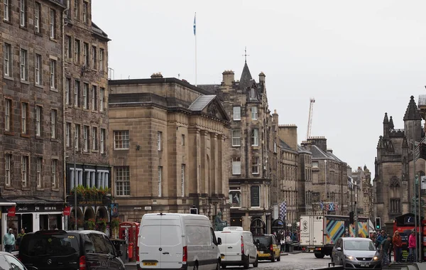 EDINBURGH, İngiltere - 15 Eylül 2023: Eski kasabadaki Royal Mile halkı