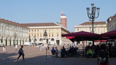 TURIN, İTALYA - 12 EKİM 2023: Piazza San Carlo 'daki insanlar
