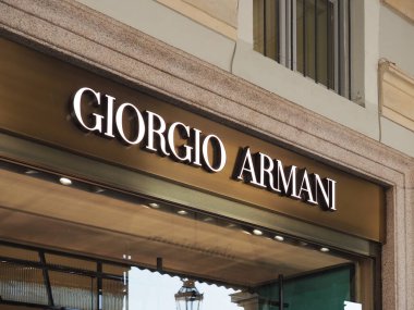 TURIN, İTALYA - 11 Ekim 2023 Armani mağaza önü tabelası