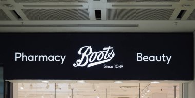 INVERNESS, İngiltere - 13 Eylül 2023: Boots Eczane İşareti