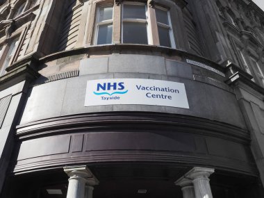 DUNDEE, İngiltere - 12 Eylül 2023: NHS Tayside Aşı Merkezi işareti