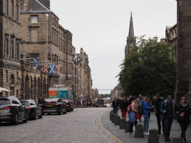 EDINBURGH, İngiltere - 15 Eylül 2023: Eski kasabadaki Royal Mile halkı