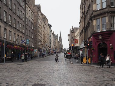 EDINBURGH, İngiltere - 15 Eylül 2023: Eski kasabadaki Royal Mile halkı
