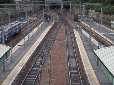 EDINBURGH, İngiltere - 15 Eylül 2023: Edinburgh Waverly tren istasyonu