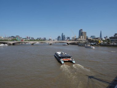LONDON, İngiltere - Haziran 08, 2023 Thames Nehri 'nin panoramik manzarası