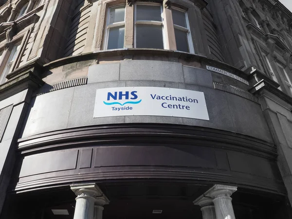 DUNDEE, İngiltere - 12 Eylül 2023: NHS Tayside Aşı Merkezi işareti