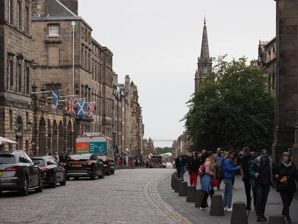 EDINBURGH, İngiltere - 15 Eylül 2023: Eski kasabadaki Royal Mile halkı