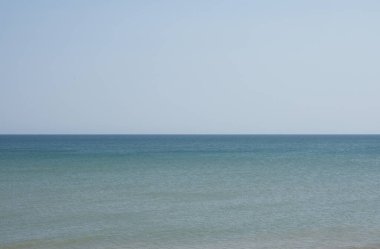 Mavi deniz ve gökyüzü doğal bir arkaplan olarak kullanışlıdır