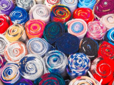 Birçok farklı renkte İskoç yün atkıları