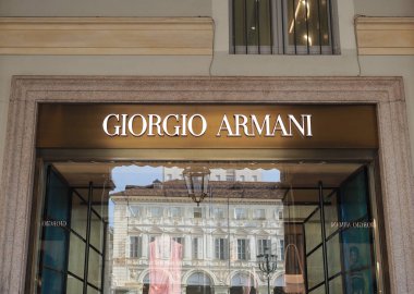 TURIN, İTALYA - 11 Ekim 2023 Armani mağaza önü tabelası