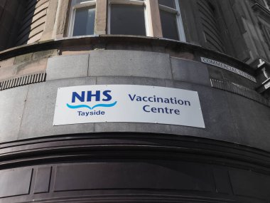 DUNDEE, İngiltere - 12 Eylül 2023: NHS Tayside Aşı Merkezi işareti