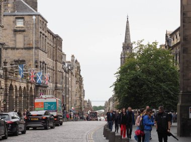 EDINBURGH, İngiltere - 15 Eylül 2023: Eski kasabadaki Royal Mile halkı