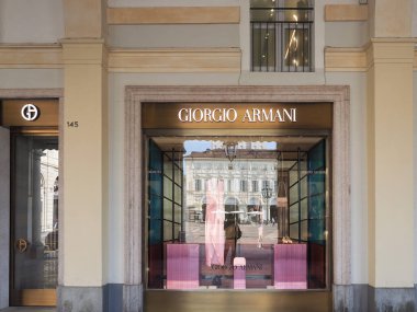 TURIN, İTALYA - 11 Ekim 2023 Armani mağaza önü tabelası