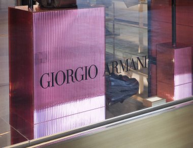 TURIN, İTALYA - 11 Ekim 2023 Armani mağaza önü tabelası
