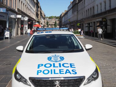 DUNDEE, İngiltere - 12 Eylül 2023: Poileas çevirili polis arabası