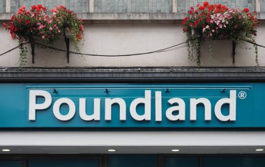 INVERNESS, İngiltere - 13 Eylül 2023 Poundland mağaza tabelası