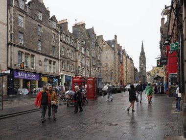 EDINBURGH, İngiltere - 15 Eylül 2023: Eski kasabadaki Royal Mile halkı