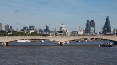 Jubilee köprü Londra, İngiltere'deki Thames Nehri üzerinde Waterloo köprü