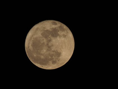 Astronomik bir teleskopla görülen dolunay