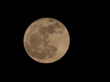 Astronomik bir teleskopla görülen dolunay