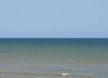 Mavi deniz ve gökyüzü doğal bir arkaplan olarak kullanışlıdır