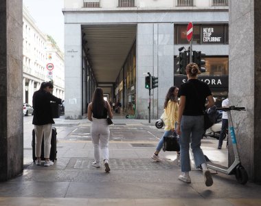 TURIN, İTALYA - 11 Ekim 2023 Romanlar yoluyla