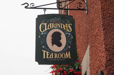 EDINBURGH, İngiltere - 15 Eylül 2023 Clarindas Çay Salonu tabelası