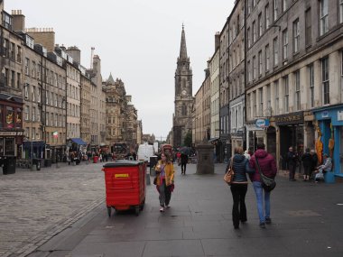EDINBURGH, İngiltere - 15 Eylül 2023: Eski kasabadaki Royal Mile halkı