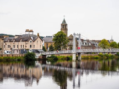 INVERNESS, İngiltere - 13 Eylül 2023: Greig Caddesi asma köprüsü Ness Nehri üzerinde