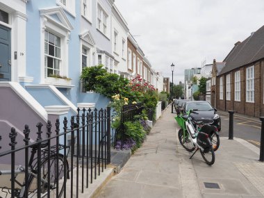 LONDON, İngiltere - Haziran 06, 2023: Kensington 'daki sıradan evler