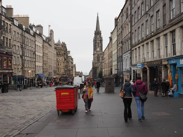 EDINBURGH, İngiltere - 15 Eylül 2023: Eski kasabadaki Royal Mile halkı