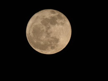 Astronomik bir teleskopla görülen dolunay