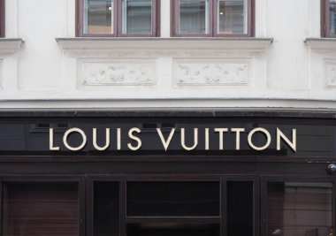 VİANNA, AVUSTRIA - Eylül 2022 Louis Vuitton mağaza önü tabelası