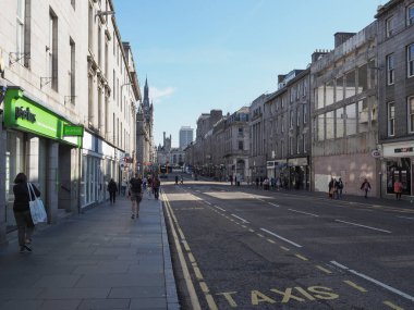 ABERDEEN, İngiltere - 14 Eylül 2023: Union Caddesi 'ndeki insanlar