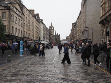 EDINBURGH, İngiltere - 15 Eylül 2023: Eski kasabadaki Royal Mile halkı