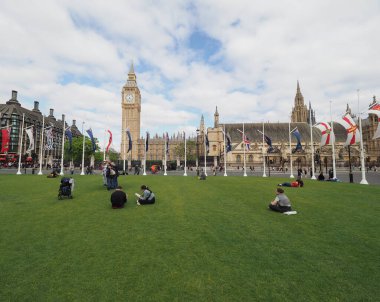 LONDON, İngiltere - Haziran 06, 2023: Westminster 'da Parlamento Meydanı' ndaki İnsanlar