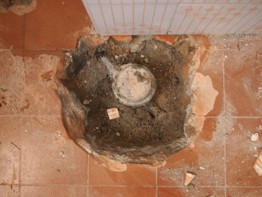 Banyo yıkımı su sızıntısını aramak için