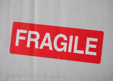 Kırılgan uyarı işareti etiket etikette bir karton kutu
