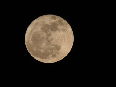 Astronomik bir teleskopla görülen dolunay