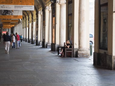 TURIN, İTALYA - 11 EKİM 2023: Piazza San Carlo Meydanı sütunları